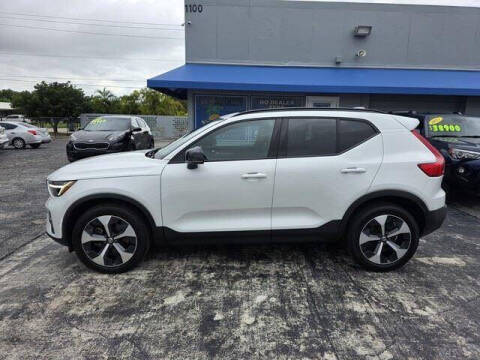 2024 Volvo XC40 B5 Plus Dark Theme