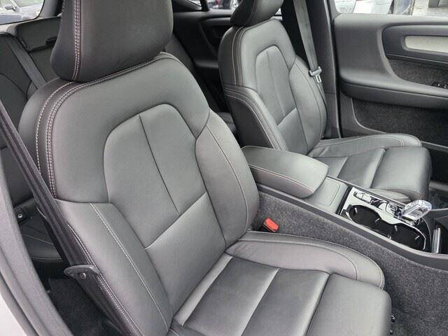 2024 Volvo XC40 B5 Plus Dark Theme