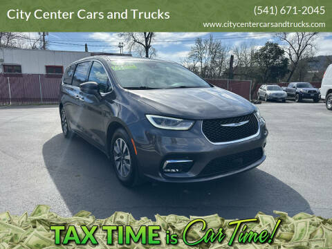 2022 Chrysler Pacifica Hybrid for sale at City Center Cars and Trucks in Roseburg OR