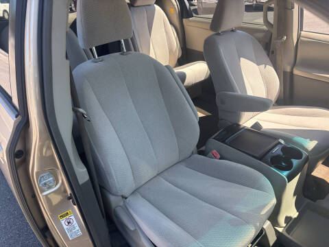 2013 Toyota Sienna LE 7-Passenger Auto Access Seat