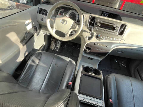 2011 Toyota Sienna SE 8-Passenger