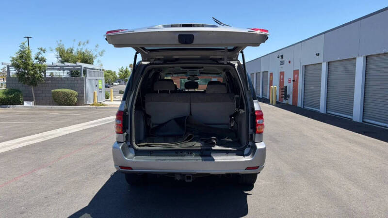 2004 Toyota Sequoia SR5