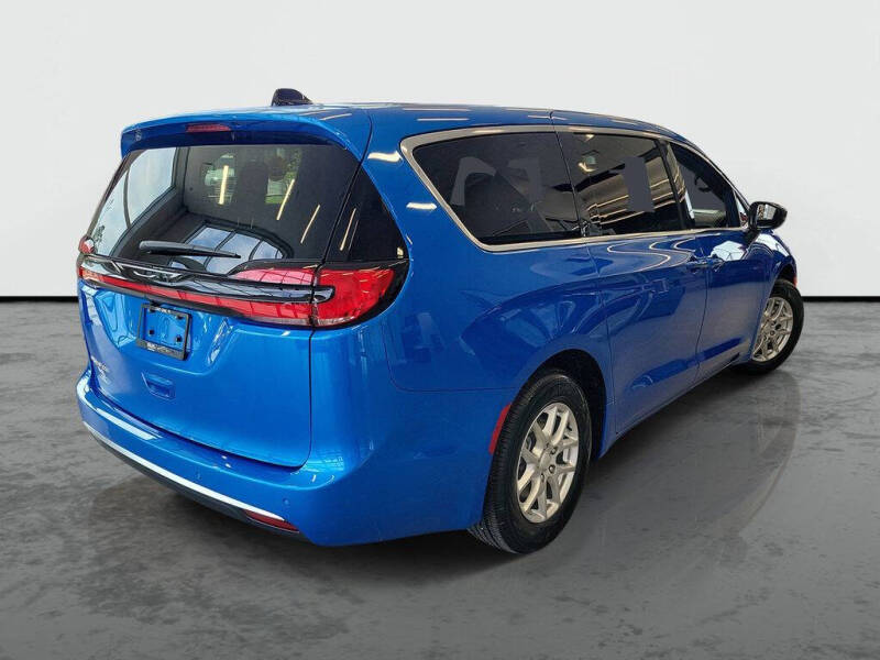 2027 Chrysler Pacifica Select