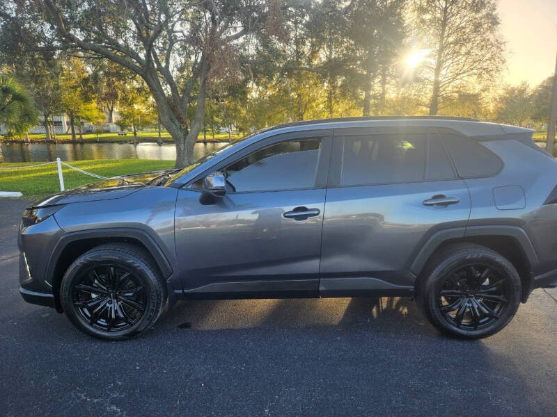 2021 Toyota RAV4 XLE photo 3