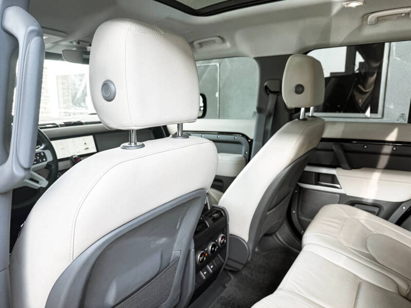 2023 Land Rover Defender 110 SE