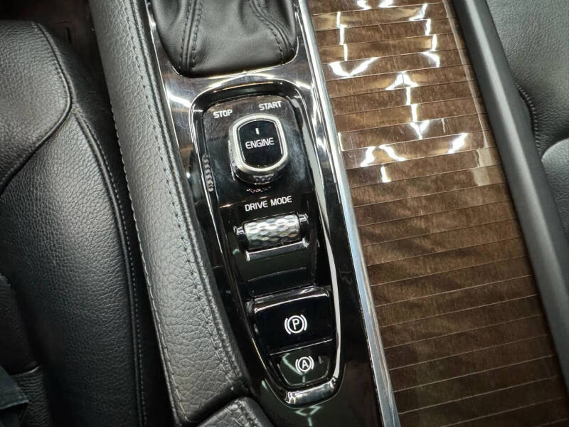 2016 Volvo XC90 T6 Momentum