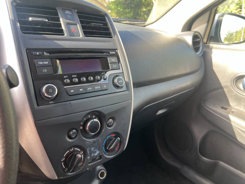 2017 Nissan Versa Sedan SV photo 10