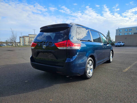 2011 Toyota Sienna LE 7-Passenger Auto Access Seat