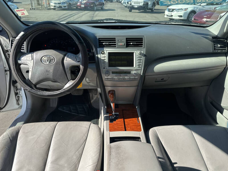 2010 Toyota Camry XLE photo 13