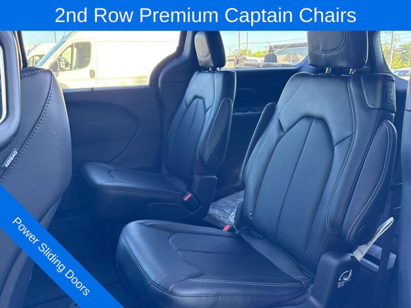 2027 Chrysler Pacifica Select