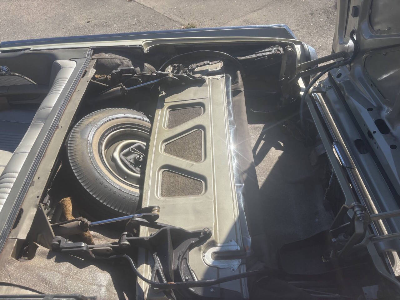 1963 Ford Thunderbird 33