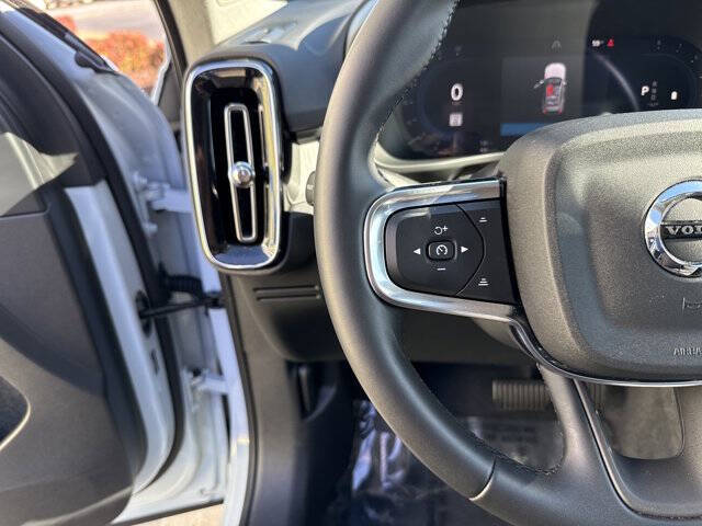 2025 Volvo XC40 B5 Core Bright Theme