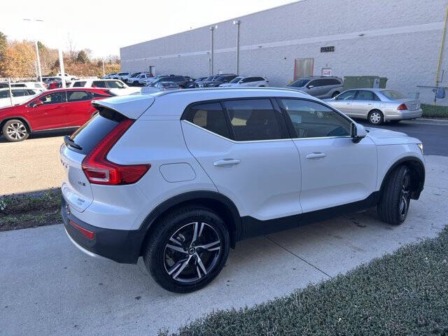 2025 Volvo XC40 B5 Core Bright Theme