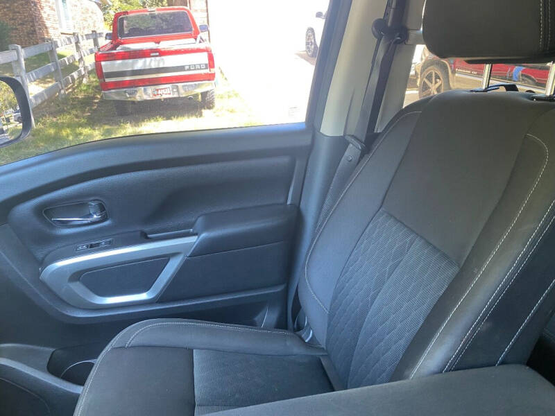 2017 Nissan Titan SV