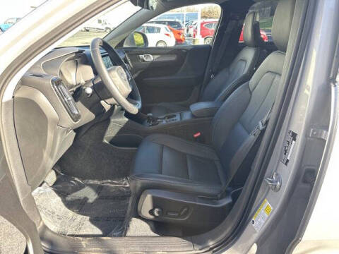 2025 Volvo XC40 B5 Core Bright Theme