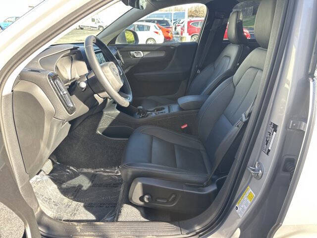 2025 Volvo XC40 B5 Core Bright Theme