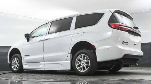 2025 Chrysler Pacifica Select