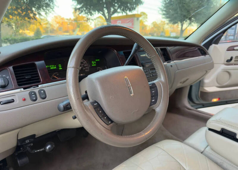 2005 Lincoln Town Car Signature