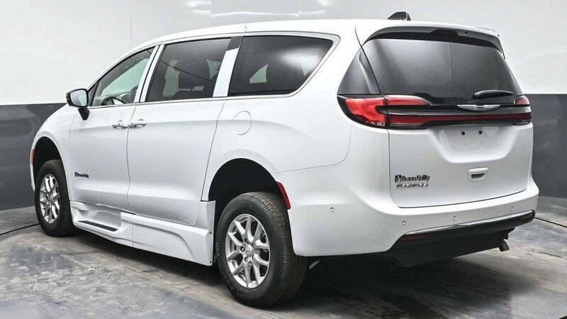2025 Chrysler Pacifica Select
