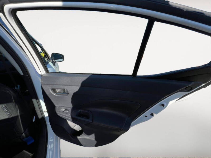 2025 Nissan Versa SR