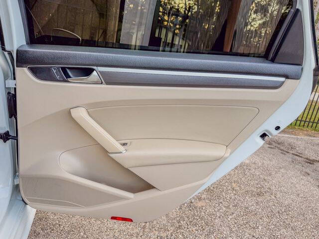 2017 Volkswagen Passat 1.8T R-Line