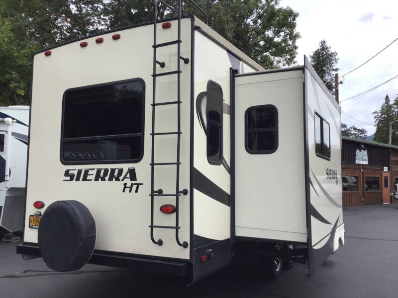2018 Forest River Sierra 2850RL / 31ft
