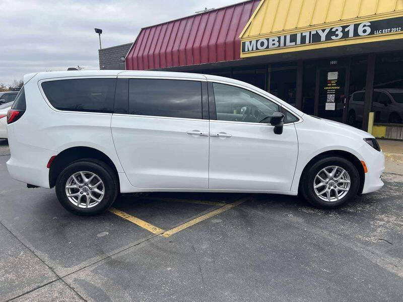 2024 Chrysler Voyager LX