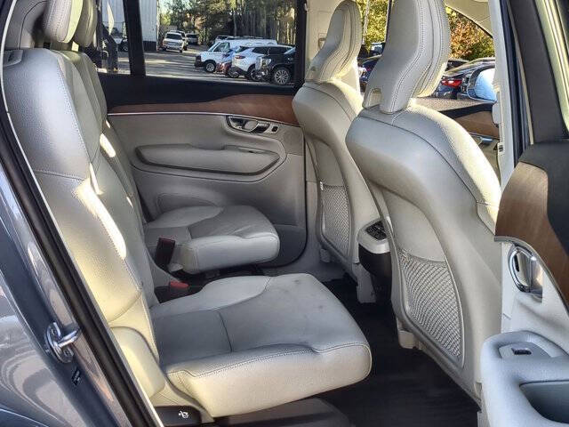 2022 Volvo XC90 T6 Momentum 6-Passenger