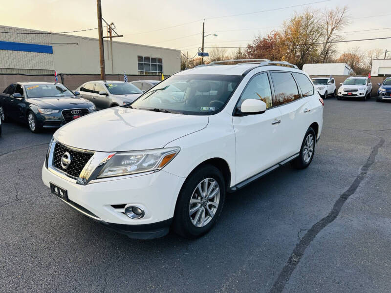 2016 Nissan Pathfinder SV's photo