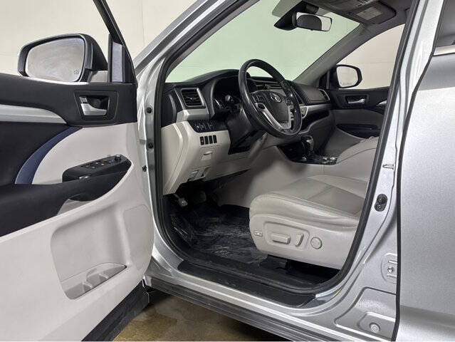 Used 2017 Toyota Highlander XLE with VIN 5TDJZRFH8HS427687 for sale in Madison, WI