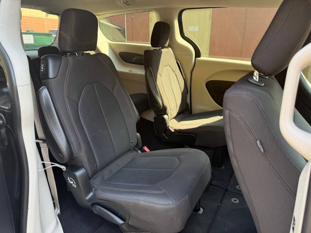 2017 Chrysler Pacifica for sale at Deals & Trades in Aurora, IL