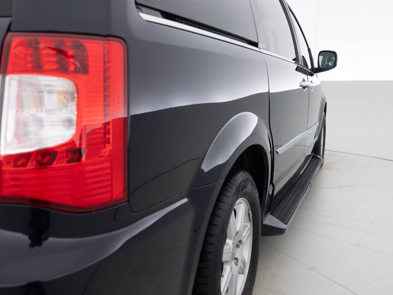 Used Car 2011 Chrysler Town And Country  Touring 4dr Mini Van For Sale Under $10,000 In Coal City, Illinois