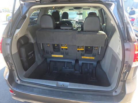2012 Toyota Sienna SE 8-Passenger