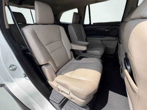 2019 Honda Pilot Touring w/Rear Captain's Chairs