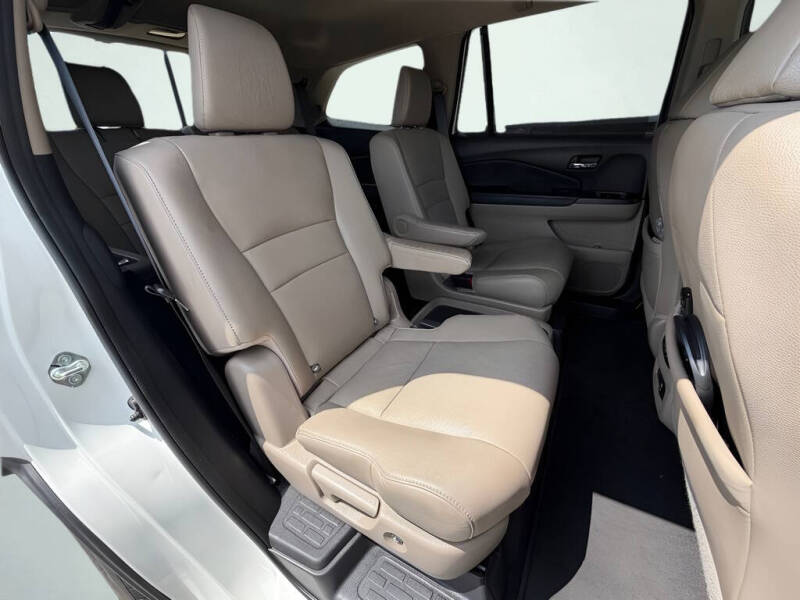 2019 Honda Pilot Touring w/Rear Captain's Chairs