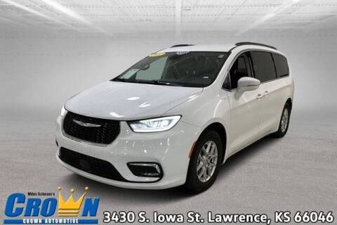 2022 Chrysler Pacifica for sale at Crown Automotive of Lawrence Kansas in Lawrence KS