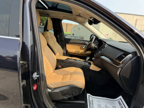 2016 Volvo XC90 T6 Momentum