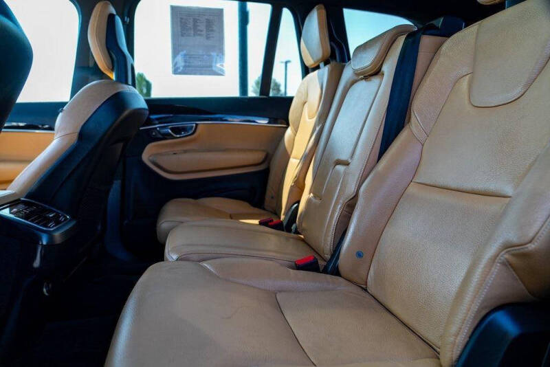 2017 Volvo XC90 T6 Momentum