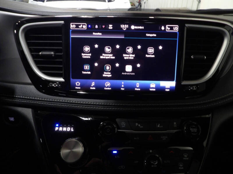2027 Chrysler Pacifica Select