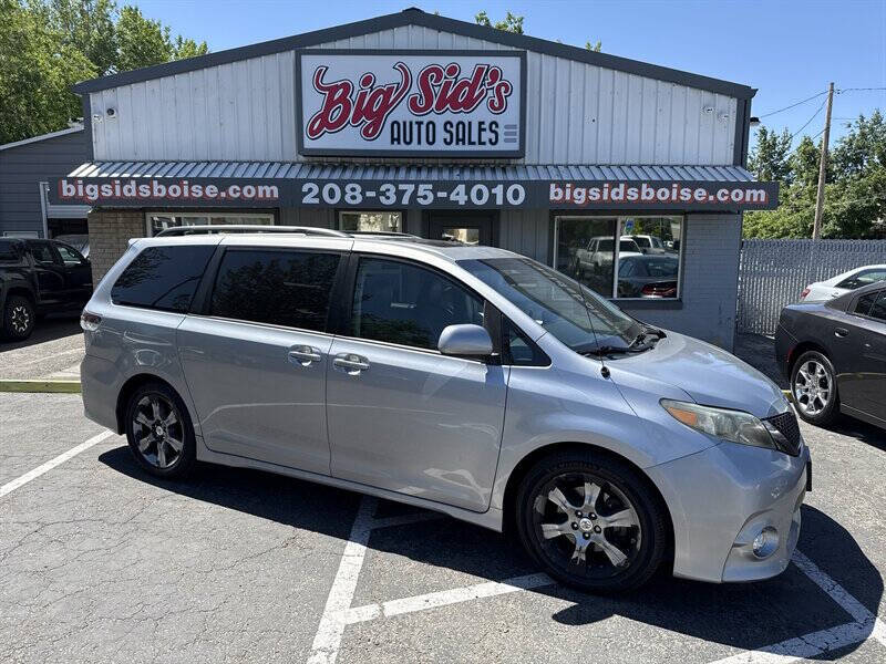 2011 Toyota Sienna SE 8-Passenger