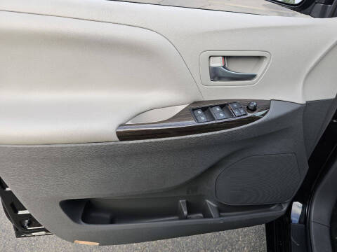 2017 Toyota Sienna XLE Premium 8-Passenger