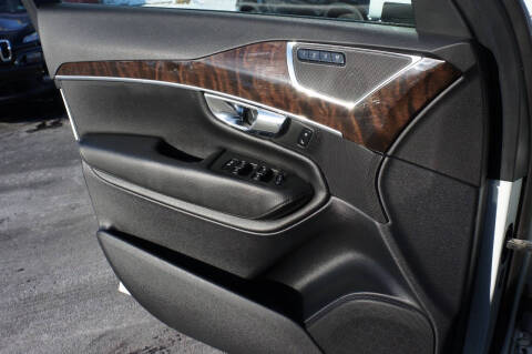 2016 Volvo XC90 T6 Momentum