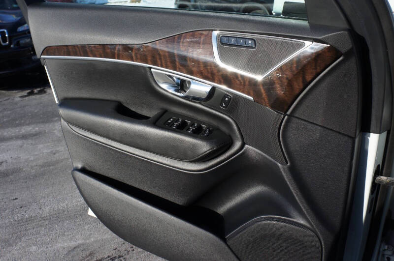 2016 Volvo XC90 T6 Momentum