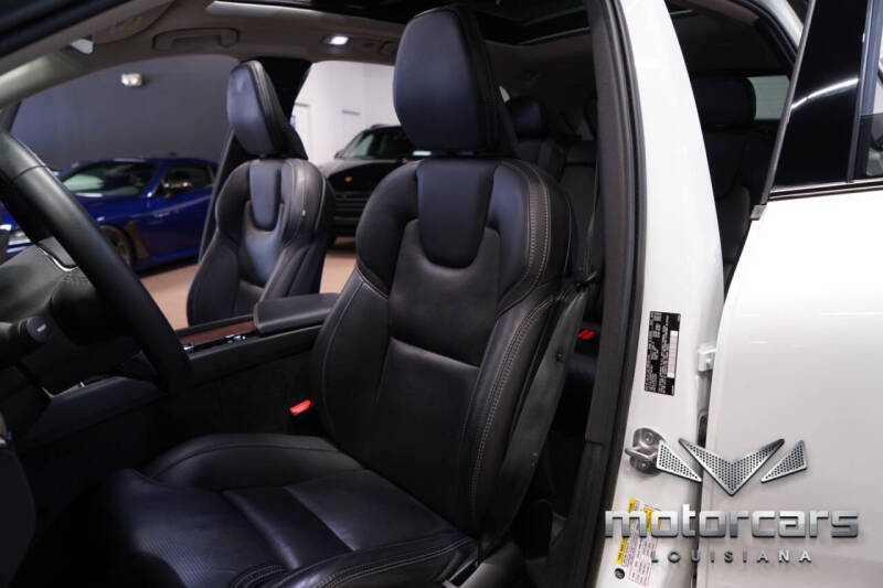 2023 Volvo XC60 B5 Ultimate Dark Theme