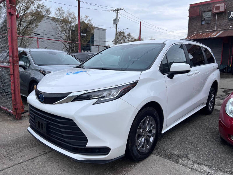 2022 Toyota Sienna LE 8-Passenger