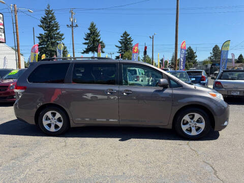 2012 Toyota Sienna LE 7-Passenger Auto Access Seat