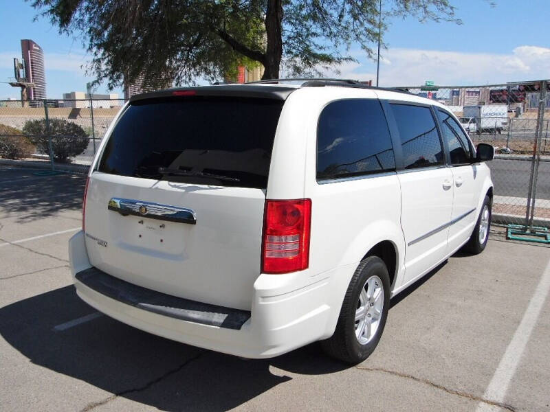 2010 Chrysler Town & Country null photo 9