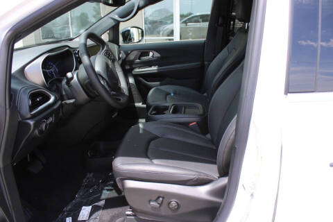 2027 Chrysler Pacifica Select