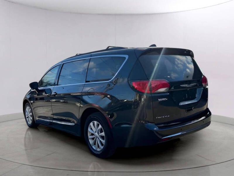 2017 Chrysler Pacifica Touring-L photo 2