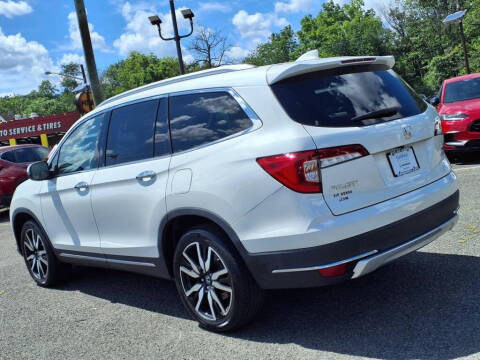 2022 Honda Pilot Touring w/Rear Captain's Chairs